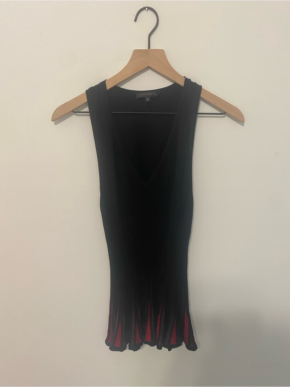 Barbara Bui Black Sleeveless V-Neck Ribbed Top with Red Accent SZ S EUC